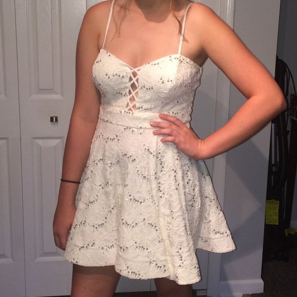 B. Smart Spaghetti Strap Mini Cream Color Eyelet Skater Style Dress Size 9 - Picture 1 of 4